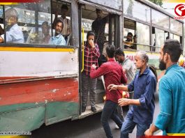 ‘বাসের দেখা নাই…’, গাড়ি কমতেই ভোগান্তিতে নিত্যযাত্রীরা