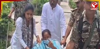 অ্যাম্বুল্যান্সে করে ভোট কেন্দ্রে সাংসদ মিতালি