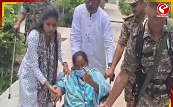 অ্যাম্বুল্যান্সে করে ভোট কেন্দ্রে সাংসদ মিতালি