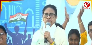 ‘মুখে লিউকোপ্লাস্ট কেন?’ আরামবাগ থেকে মোদিকে টার্গেট মমতার