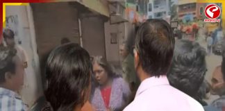 প্রচারে বেরিয়ে বিক্ষোভের মুখে অভয়ার মা