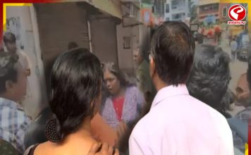 প্রচারে বেরিয়ে বিক্ষোভের মুখে অভয়ার মা