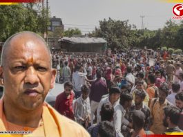 শ্রমিক-পুলিশ সংঘর্ষে উত্তাল নয়ডা, ভাঙচুর-গাড়ি, টিয়ার গ্যাসে সামাল পুলিশের