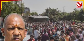 শ্রমিক-পুলিশ সংঘর্ষে উত্তাল নয়ডা, ভাঙচুর-গাড়ি, টিয়ার গ্যাসে সামাল পুলিশের