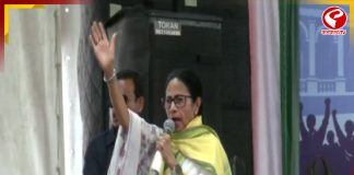 ‘তৃণমূলের প্রার্থীর বাড়িতে তল্লাশি, আমার প্লেনে হানা দিতে আসছে’! তোপ মমতার