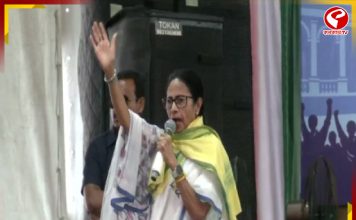 ‘তৃণমূলের প্রার্থীর বাড়িতে তল্লাশি, আমার প্লেনে হানা দিতে আসছে’! তোপ মমতার