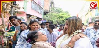 প্রচারের মঞ্চে নাচে মাতালেন সায়ন্তিকা, বরানগরে তৃণমূলের রঙিন রোড শো