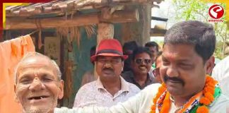 ভোটের প্রচারে ভিন্ন বার্তা, বিজেপির প্রবীণ নেতার পায়ে প্রণাম তৃণমূল প্রার্থীর