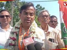 ভোটের ময়দানে ‘ডাক্তারবাবু’! প্রচারের ফাঁকেই রোগী দেখছেন তৃণমূল প্রার্থী