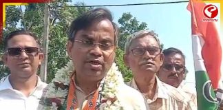 ভোটের ময়দানে ‘ডাক্তারবাবু’! প্রচারের ফাঁকেই রোগী দেখছেন তৃণমূল প্রার্থী