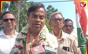 ভোটের ময়দানে ‘ডাক্তারবাবু’! প্রচারের ফাঁকেই রোগী দেখছেন তৃণমূল প্রার্থী