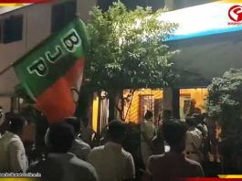 নবদ্বীপে প্রার্থীর গাড়িতে হামলার অভিযোগ