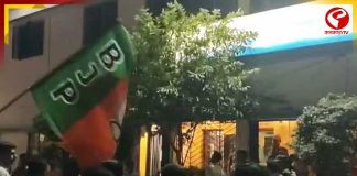 নবদ্বীপে প্রার্থীর গাড়িতে হামলার অভিযোগ