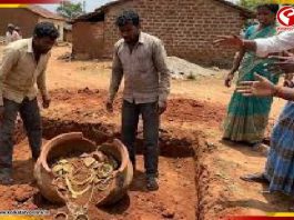 মন্দিরের ভিত খুঁড়তেই সোনার ইট! উত্তরপ্রদেশে ‘গুপ্তধন’ ঘিরে চাঞ্চল্য