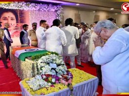 শেষ যাত্রায় সুরের আবহ, জাতীয় পতাকায় মোড়া আশার দেহ