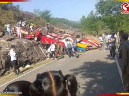 ‘মৃত্যু-বাঁকে’ বাস! খাদে গড়িয়ে কাশ্মীরে মৃত্যু ১৫ জনের