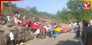 ‘মৃত্যু-বাঁকে’ বাস! খাদে গড়িয়ে কাশ্মীরে মৃত্যু ১৫ জনের