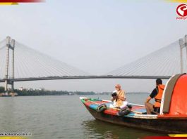 মাছ-ঝালমুড়ির পর ‘মা গঙ্গা’ কার্ড! ভোটের পরদিন ভোরেই গঙ্গায় নৌকাবিহারে মোদি