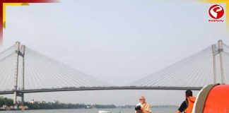 মাছ-ঝালমুড়ির পর ‘মা গঙ্গা’ কার্ড! ভোটের পরদিন ভোরেই গঙ্গায় নৌকাবিহারে মোদি