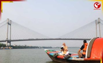 মাছ-ঝালমুড়ির পর ‘মা গঙ্গা’ কার্ড! ভোটের পরদিন ভোরেই গঙ্গায় নৌকাবিহারে মোদি