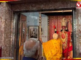 রোড শো’র আগে ঠনঠনিয়ায় পুজো, প্রচারের শেষলগ্নে কালীপ্রণাম মোদির