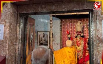 রোড শো’র আগে ঠনঠনিয়ায় পুজো, প্রচারের শেষলগ্নে কালীপ্রণাম মোদির
