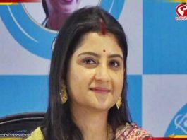 গানেই ভোটের হাওয়া! অদিতির সুরেলা প্রচারে রাজারহাটে জমছে লড়াই