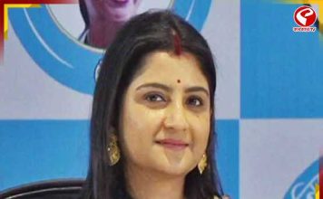 গানেই ভোটের হাওয়া! অদিতির সুরেলা প্রচারে রাজারহাটে জমছে লড়াই