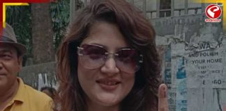 বেহালায় ভোট দিলেন শ্রাবন্তী