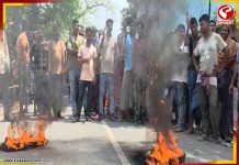 ৫০০০ বিচারাধীন, একটি বুথে শতাধিক ডিলিট! টাকি রোডে টায়ার জ্বালিয়ে বিক্ষোভ