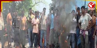 ৫০০০ বিচারাধীন, একটি বুথে শতাধিক ডিলিট! টাকি রোডে টায়ার জ্বালিয়ে বিক্ষোভ