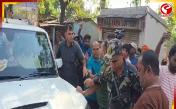ভোটের মুখে তীব্র উত্তেজনা, বিক্ষোভের মুখে দিলীপ ঘোষ