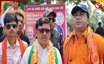 নিরাপত্তারক্ষী ছাড়াই বাড়ি বাড়ি প্রচারে বাঁকুড়ার সোনামুখীর বিজেপি প্রার্থী