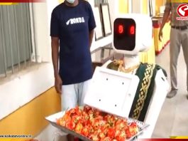 হাতের ফুলের থালা, পুদুচেরিতে ভোটারদের স্বাগত জানাচ্ছে রোবট নীলা