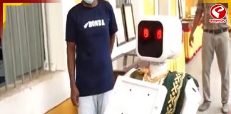 হাতের ফুলের থালা, পুদুচেরিতে ভোটারদের স্বাগত জানাচ্ছে রোবট নীলা