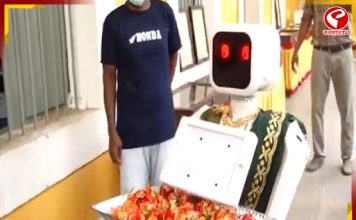 হাতের ফুলের থালা, পুদুচেরিতে ভোটারদের স্বাগত জানাচ্ছে রোবট নীলা