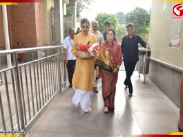 পরনে ধুতি পাঞ্জাবি, সস্ত্রীক কালীঘাট মন্দিরে পুজো দিলেন রাজ্যপাল আর এন রবি