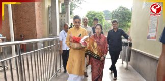 পরনে ধুতি পাঞ্জাবি, সস্ত্রীক কালীঘাট মন্দিরে পুজো দিলেন রাজ্যপাল আর এন রবি