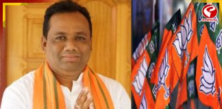 প্রচারে অভিনবত্ব, কৃষকদের সঙ্গে কেক কেটে জন্মদিন পালন গাইঘাটার বিজেপি প্রার্থীর