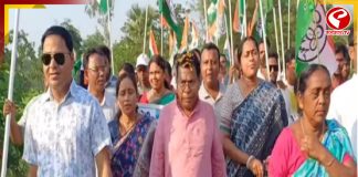 শেষ দিনে স্কুটি চড়ে পিংলায় প্রচারে তৃণমূলের প্রার্থী অজিত মাইতি