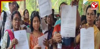 নির্বাচন কমিশনের বিরুদ্ধে অভিযোগ তুলে ডিসিআরসি কেন্দ্রে বিএলওদের বিক্ষোভ