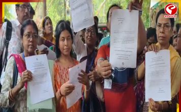 নির্বাচন কমিশনের বিরুদ্ধে অভিযোগ তুলে ডিসিআরসি কেন্দ্রে বিএলওদের বিক্ষোভ