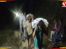 সমুদ্রপৃষ্ঠ থেকে প্রায় ৩৬০০ ফুট উঁচু, মোবাইলের টর্চ জ্বালিয়ে EVM নিয়ে ভোটকর্মীরা