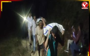 সমুদ্রপৃষ্ঠ থেকে প্রায় ৩৬০০ ফুট উঁচু, মোবাইলের টর্চ জ্বালিয়ে EVM নিয়ে ভোটকর্মীরা