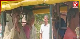 নারায়ণগড়ে টোটতে চড়ে সস্ত্রীক ভোটদান সূর্যকান্ত মিশ্রের