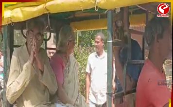 নারায়ণগড়ে টোটতে চড়ে সস্ত্রীক ভোটদান সূর্যকান্ত মিশ্রের