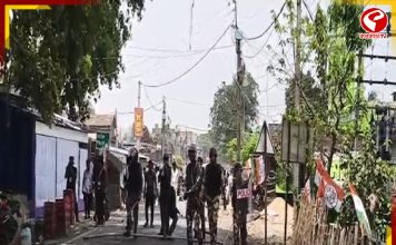 বুথে দলের এজেন্ট তৃণমূল পঞ্চায়েত প্রধানকে বুথ থেকে বের করে দেওয়া নিয়ে উত্তেজনা