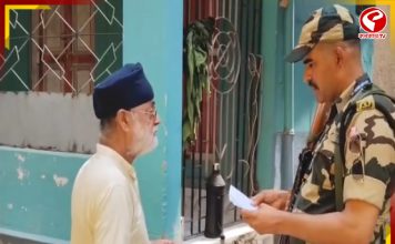 সাধারণ মানুষের সঙ্গে এক লাইনে দাঁড়িয়ে ভোট দিলেন জনপ্রিয় সঙ্গীতশিল্পী অরিজিৎ সিংয়ের বাবা