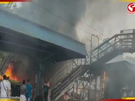 সন্তোষপুর রেল স্টেশনের কাছে ভয়াবহ আগুন, বজবজ-শিয়ালদহ শাখায় ট্রেন চলাচল ব্যাহত