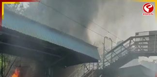 সন্তোষপুর রেল স্টেশনের কাছে ভয়াবহ আগুন, বজবজ-শিয়ালদহ শাখায় ট্রেন চলাচল ব্যাহত